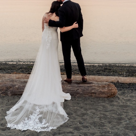 MadiLane Dresses & Skirts - MadiLane Wedding Dress